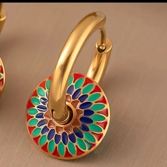 Necklace and Earring Set in Golden Painted Daisy Boho Design - Picture 4 of 5